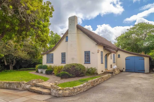 a view of a house with backyard and garden