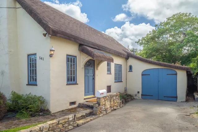 a view of a house with backyard and garden
