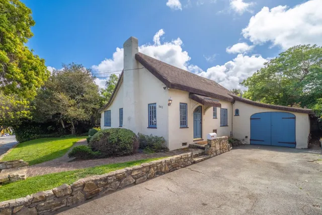a view of a house with backyard and garden