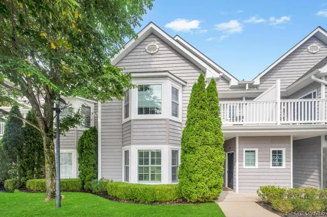 a view of outdoor space yard and porch