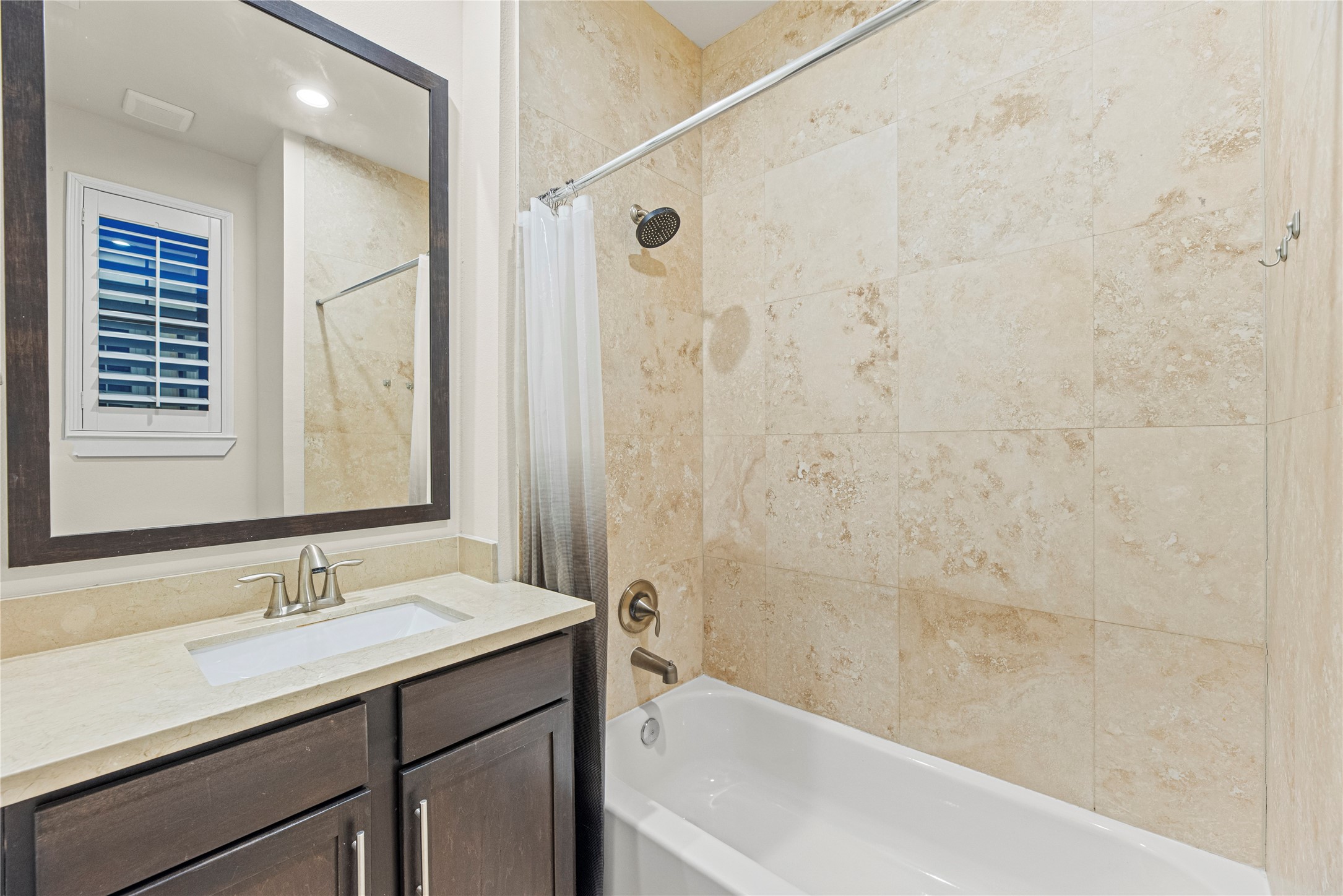 2513 B Garrow Street Houston, TX 77003 - Photo 28 of 29 Secondary bathroom with a tub/shower combination.