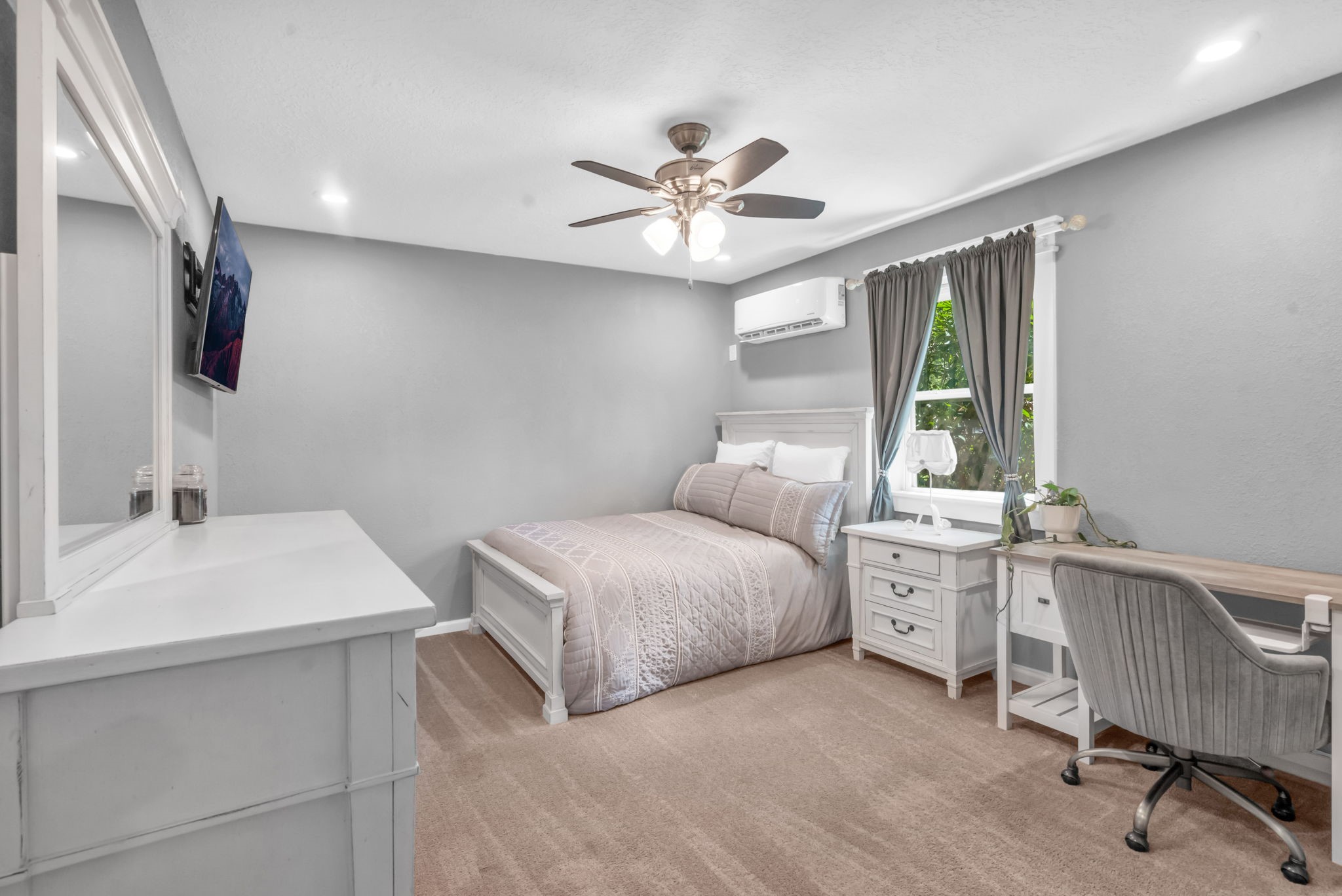 17821 Brown Road Conroe, TX 77306 - Photo 46 of 50 a room with a bed and a table in it