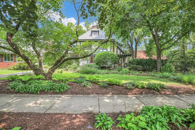 $369,900 | 910 West Park Avenue, Champaign, IL 61821