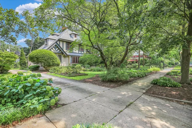 $369,900 | 910 West Park Avenue, Champaign, IL 61821