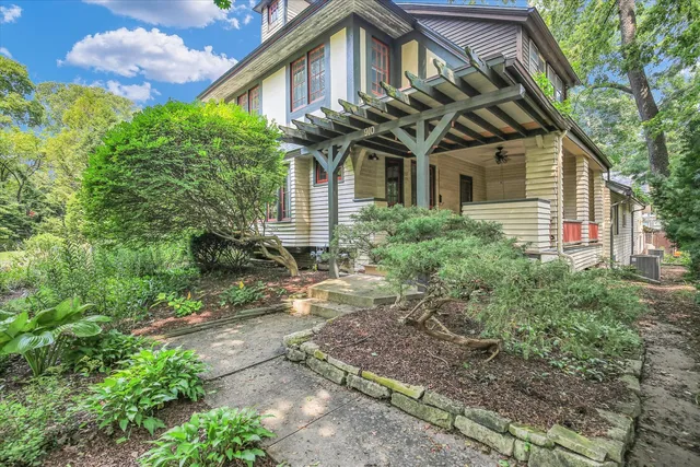 $369,900 | 910 West Park Avenue, Champaign, IL 61821
