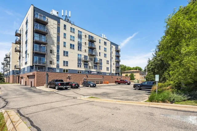 $225,000 | 1502 5th Street North, Unit 211, Hopkins, MN 55305