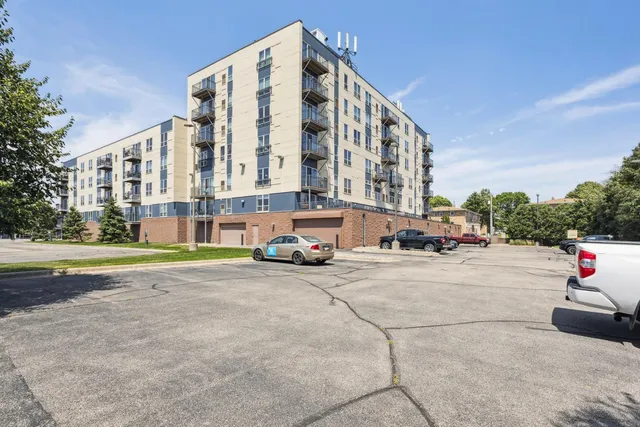 $225,000 | 1502 5th Street North, Unit 211, Hopkins, MN 55305