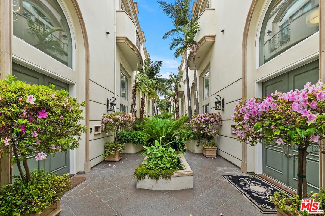 11974 Mayfield Avenue, Unit 2 Los Angeles, CA 90049 - Photo 3 of 26 a vase with flowers sitting on a floor