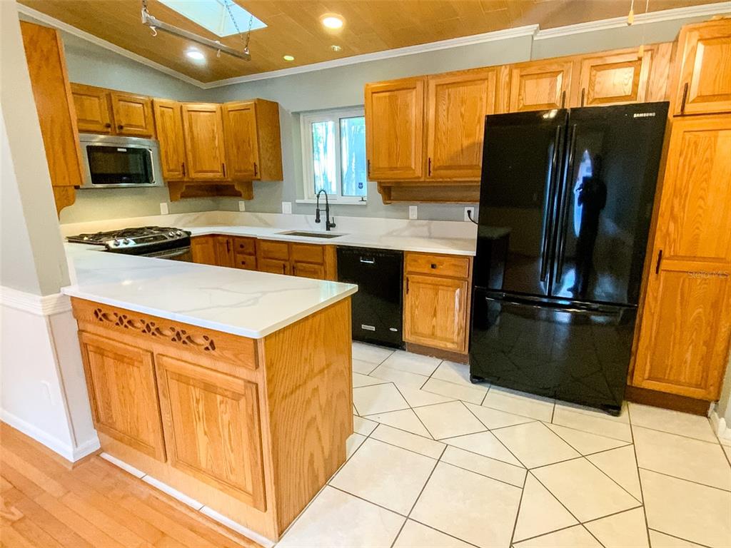 657 Broadway, Unit B Dunedin, FL 34698 - Photo 2 of 31