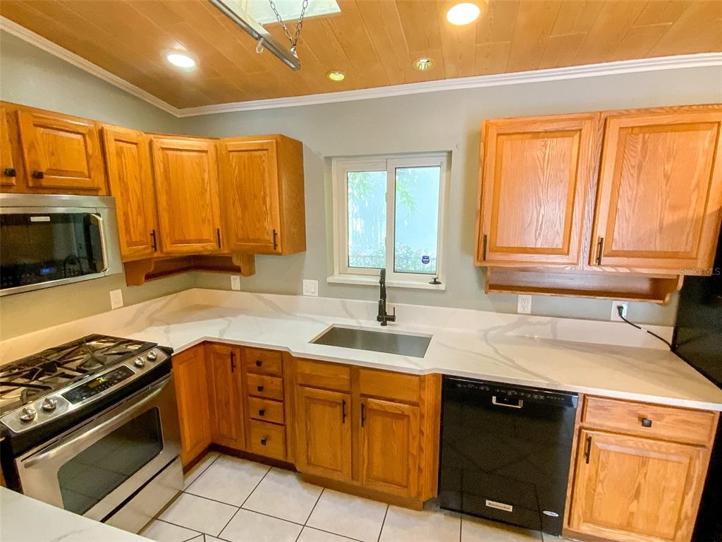 657 Broadway, Unit B Dunedin, FL 34698 - Photo 3 of 31