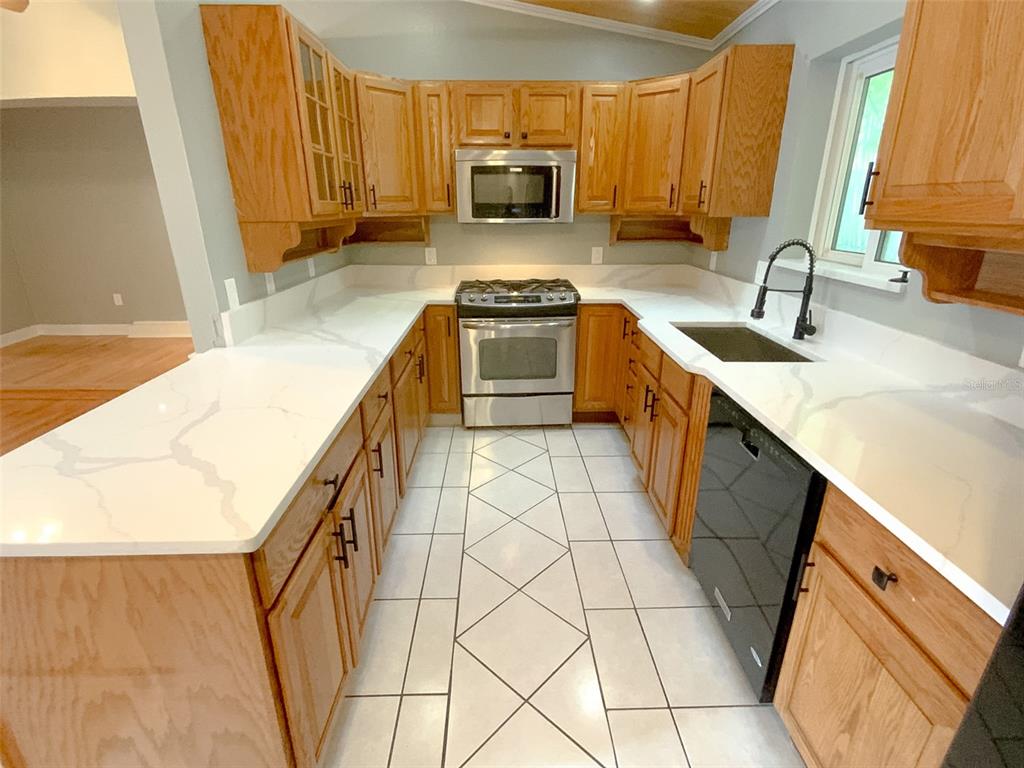 657 Broadway, Unit B Dunedin, FL 34698 - Photo 6 of 31