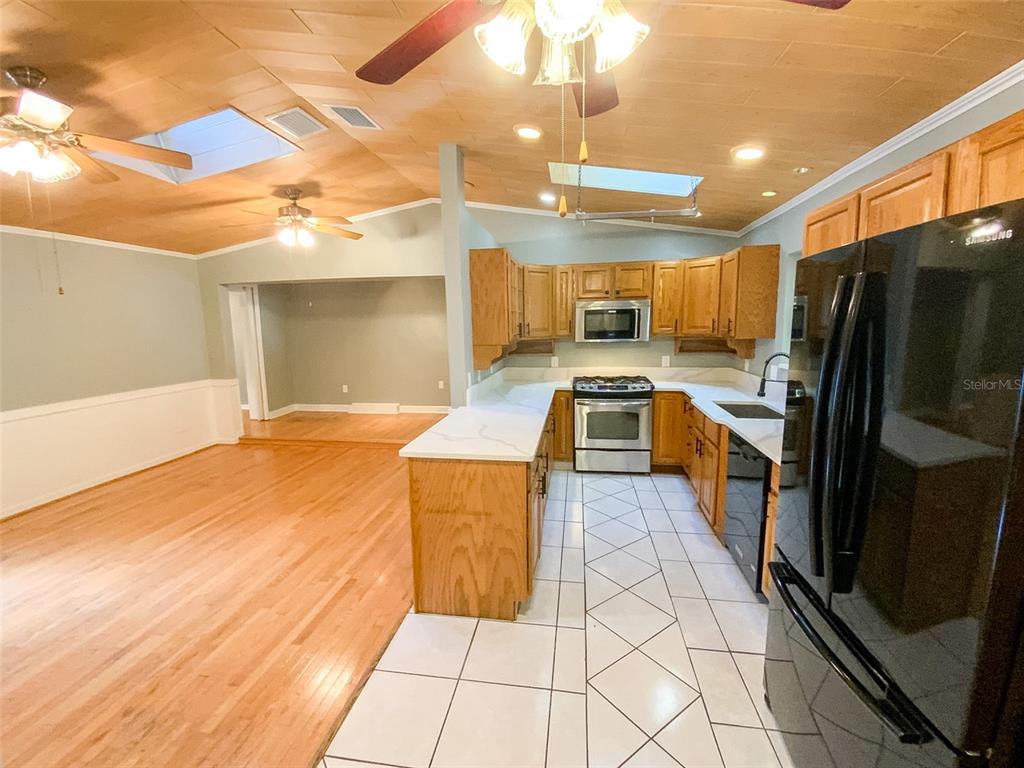 657 Broadway, Unit B Dunedin, FL 34698 - Photo 7 of 31