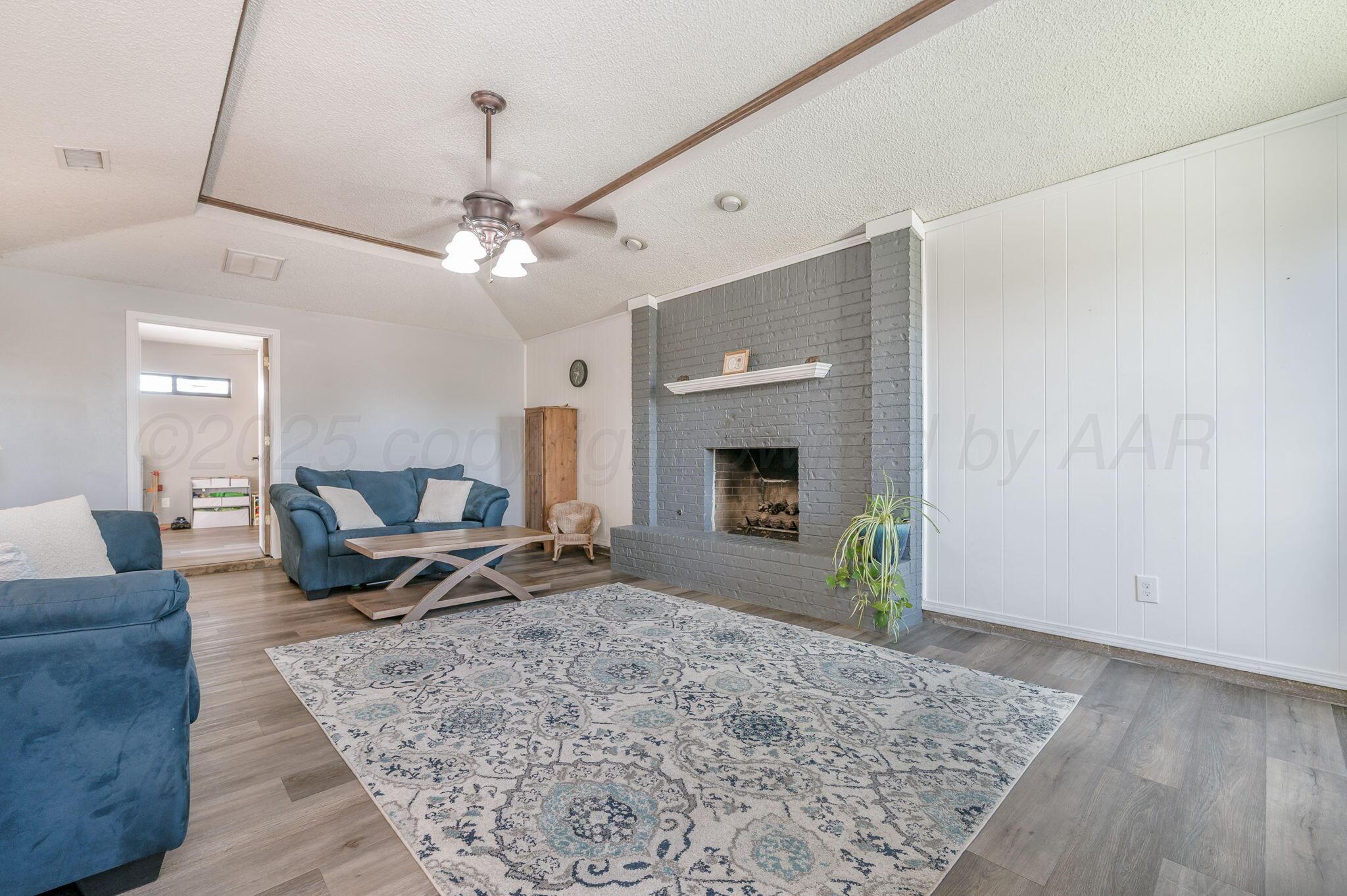 1021 Trinchera Drive Amarillo, TX 79110 - Photo 3 of 21 LIVING ROOM