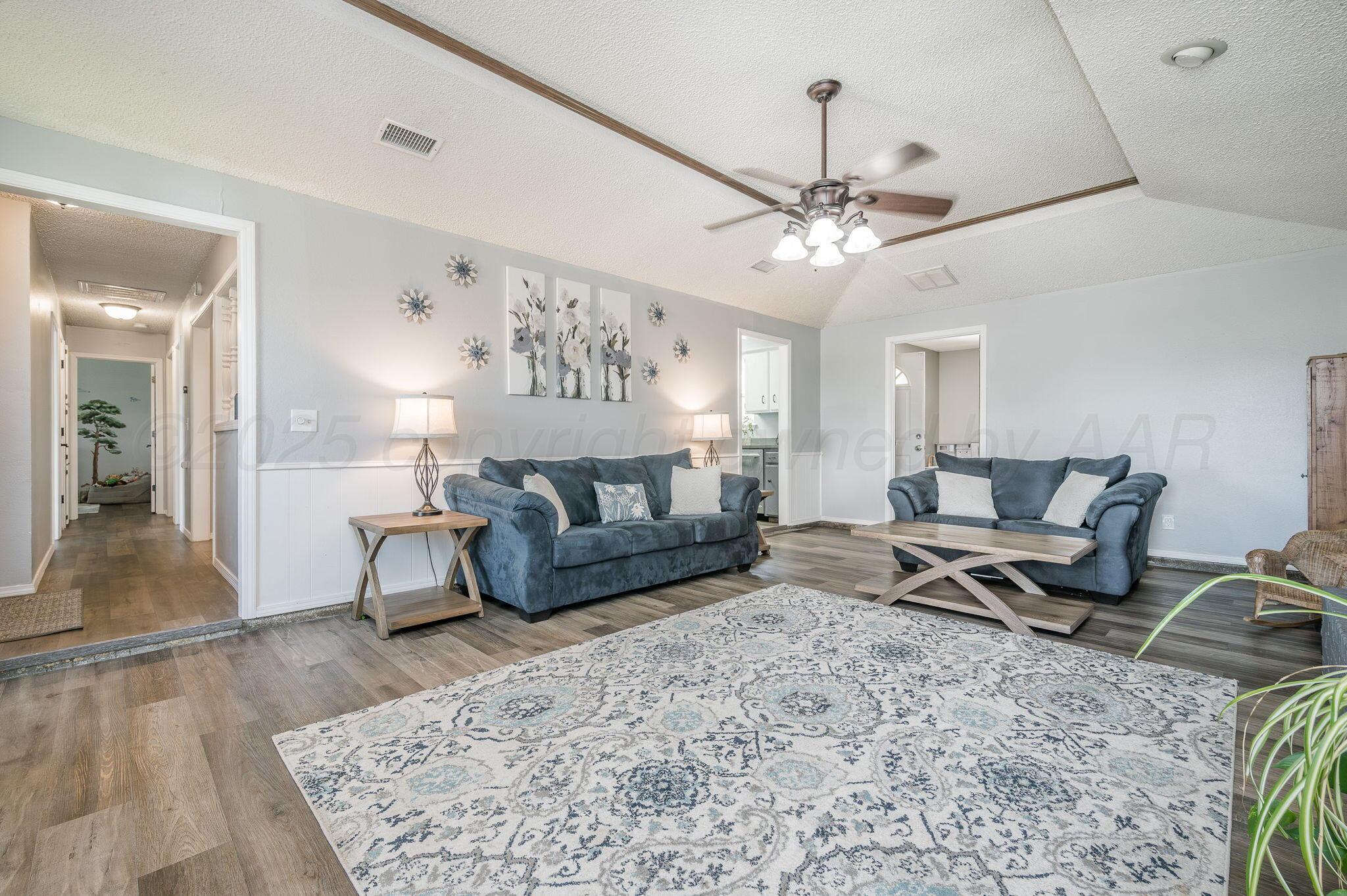 1021 Trinchera Drive Amarillo, TX 79110 - Photo 4 of 21 LIVING ROOM