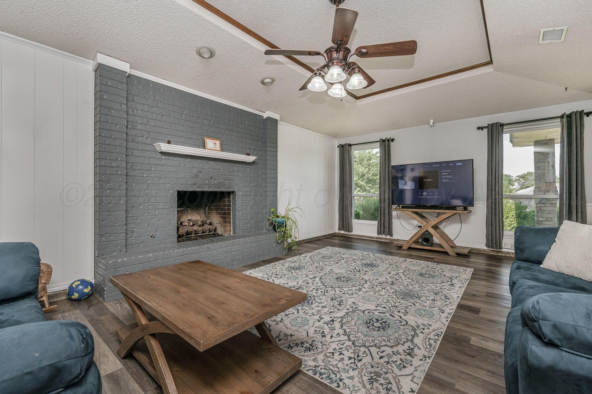 1021 Trinchera Drive Amarillo, TX 79110 - Photo 5 of 21 LIVING ROOM