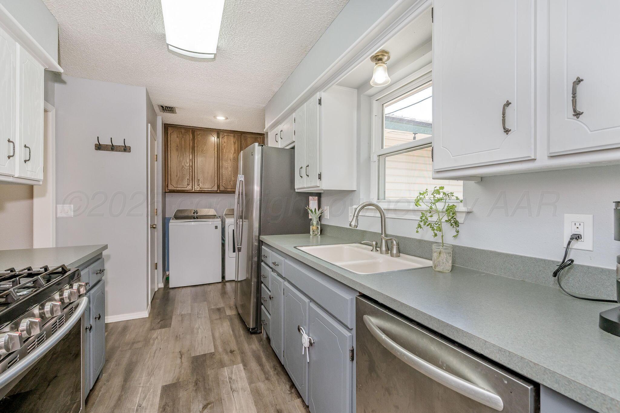 1021 Trinchera Drive Amarillo, TX 79110 - Photo 6 of 21 KITCHEN