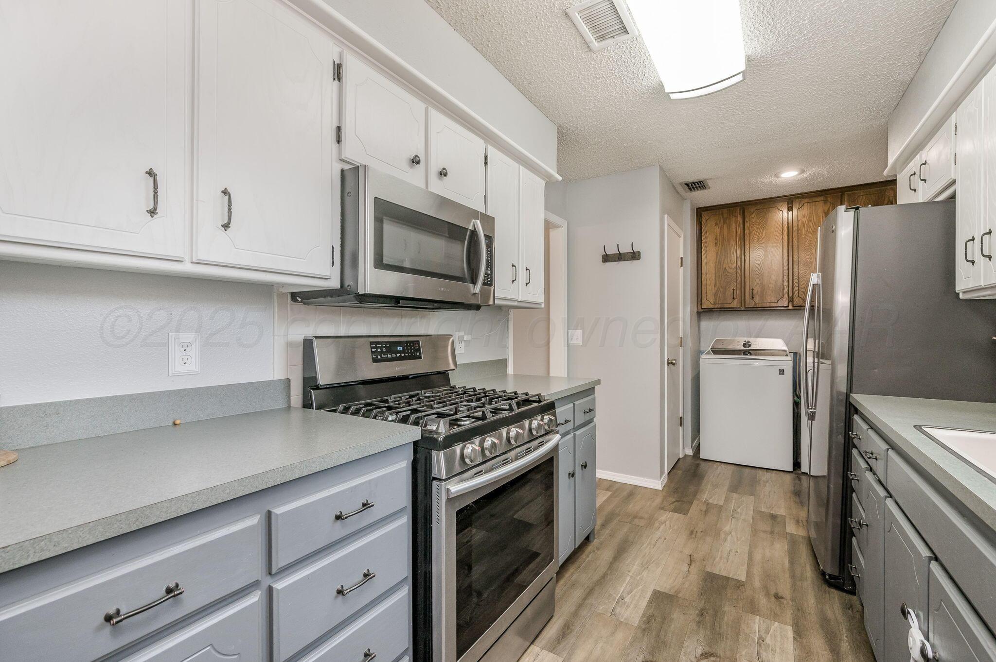 1021 Trinchera Drive Amarillo, TX 79110 - Photo 7 of 21 KITCHEN