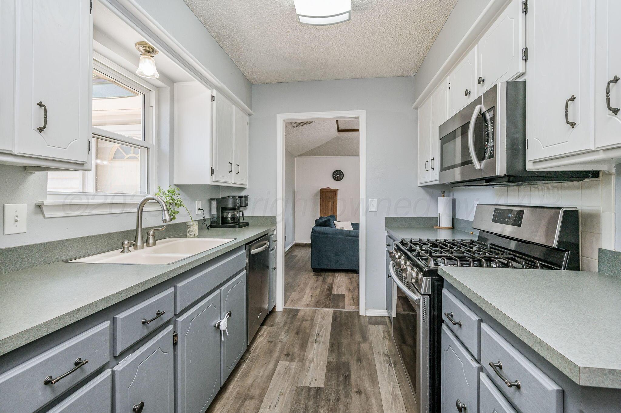1021 Trinchera Drive Amarillo, TX 79110 - Photo 8 of 21 KITCHEN