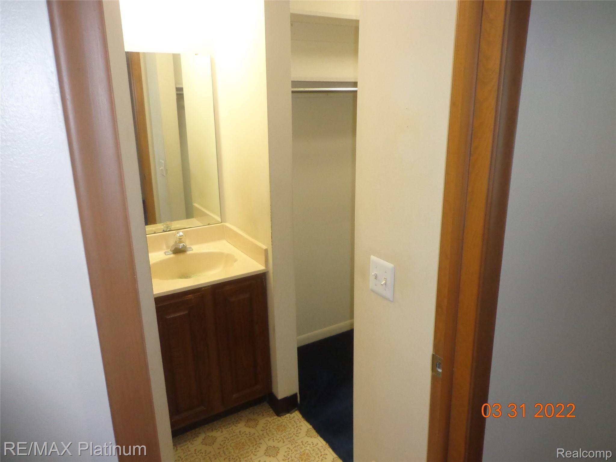 6635 Hatchery Road Waterford, MI 48327 - Photo 22 of 32 DSC03011.JPG