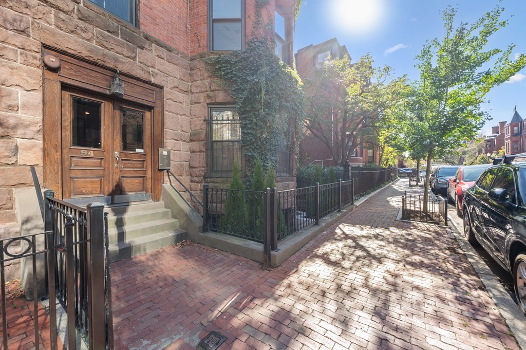 94 St Botolph Street, Unit 1 Boston, MA 02116 - Photo 36 of 37 a view of a pathway with a backyard of the house