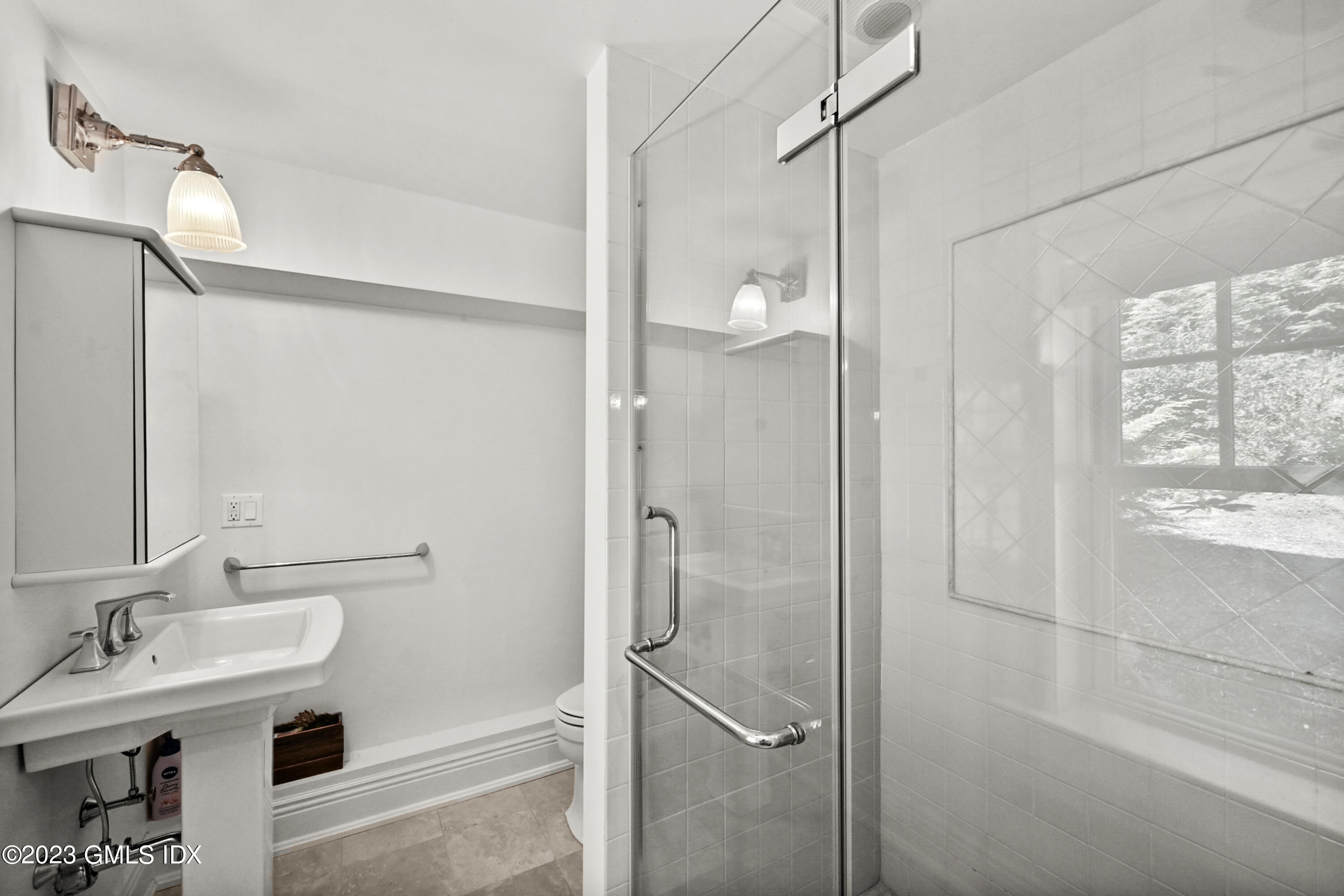 36 Evergreen Road Greenwich, CT 06830 - Photo 28 of 42 a bathroom with a sink and a mirror