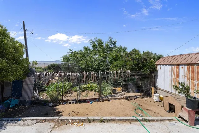 a view of a backyard