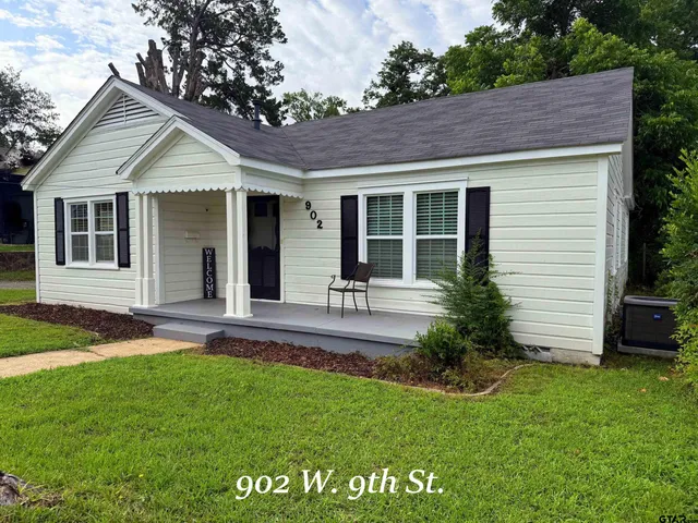 a view of a house with a yard