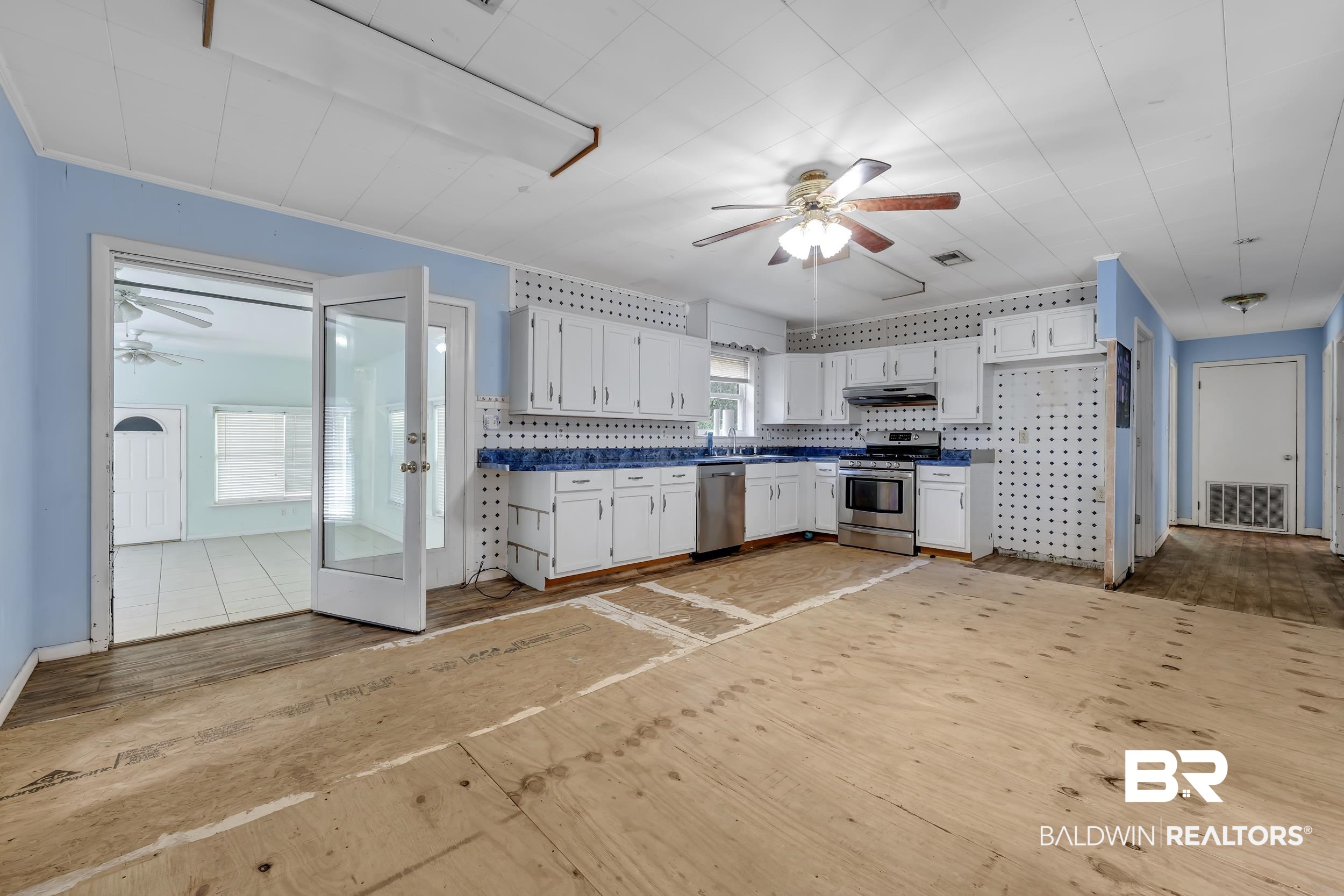 17463 Highway 98 Foley, AL 36535 - Photo 6 of 57 Kitchen featuring a ceiling fan, stainless steel appliances, dark countertops, and ornamental molding
