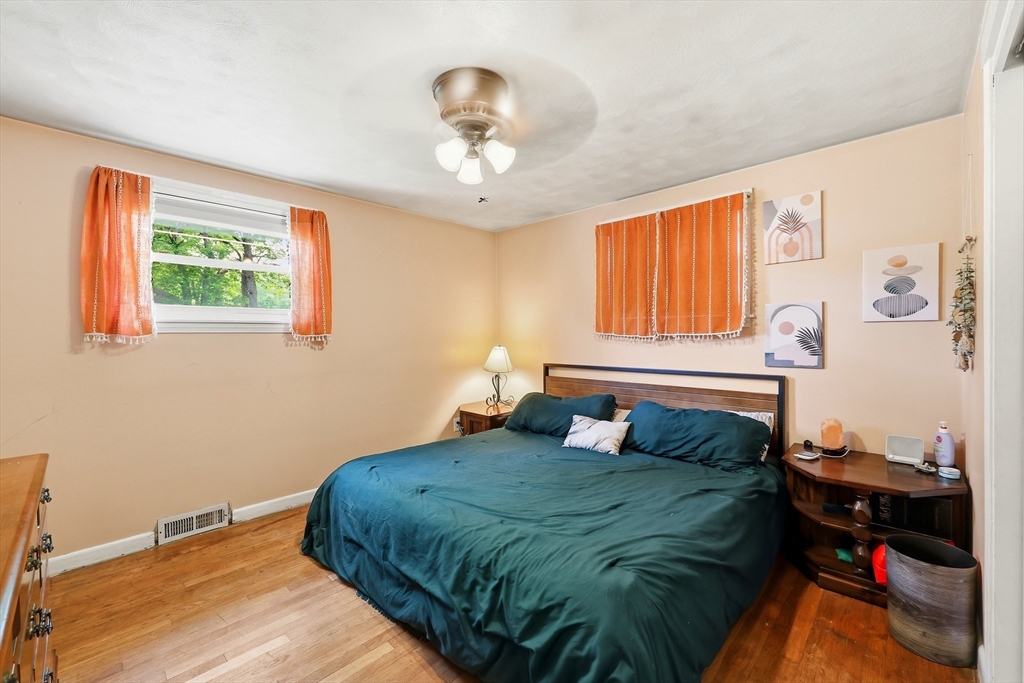 346 Newhouse Street Springfield, MA 01118 - Photo 14 of 27