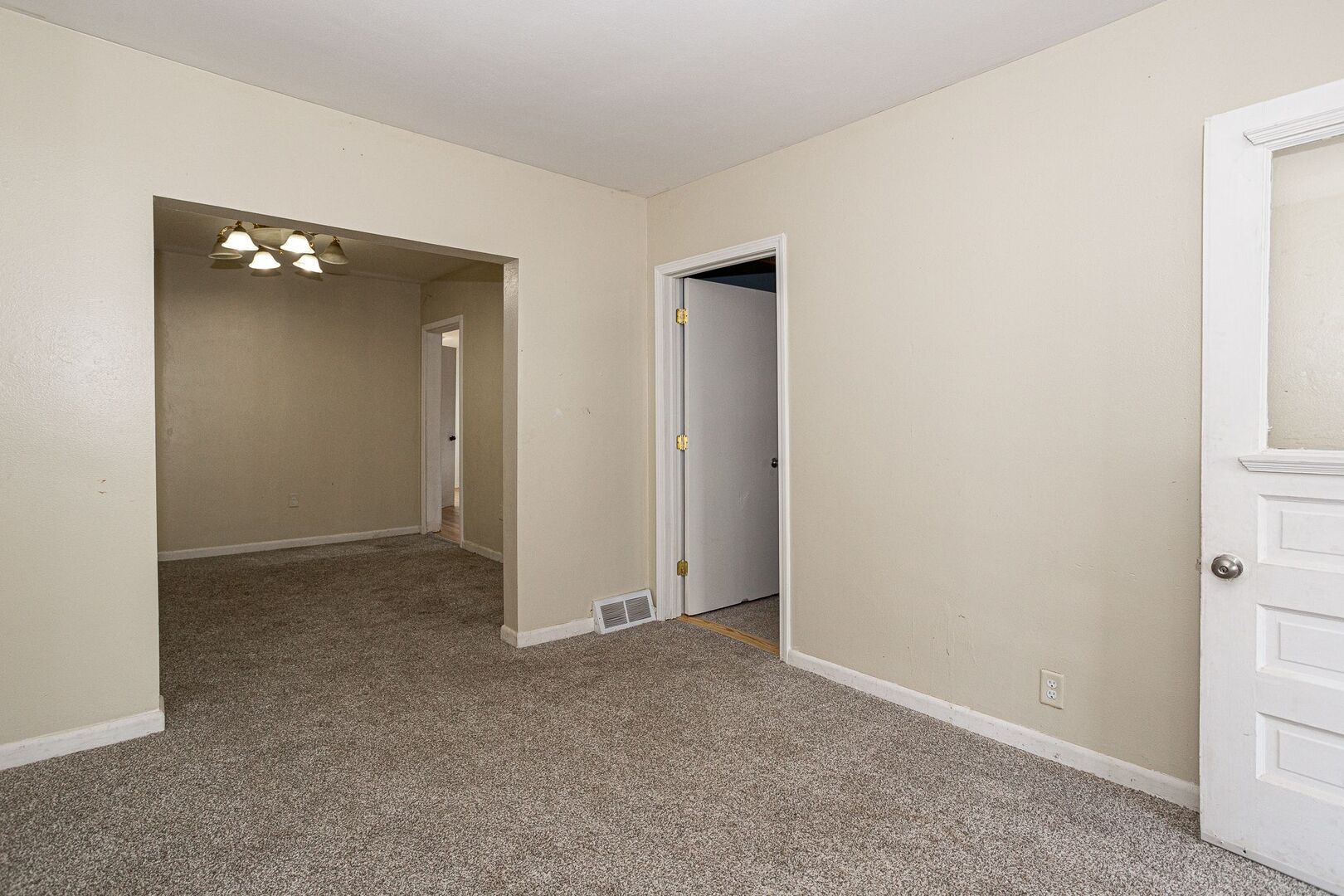 2738 11th Avenue Moline, IL 61265 - Photo 8 of 35