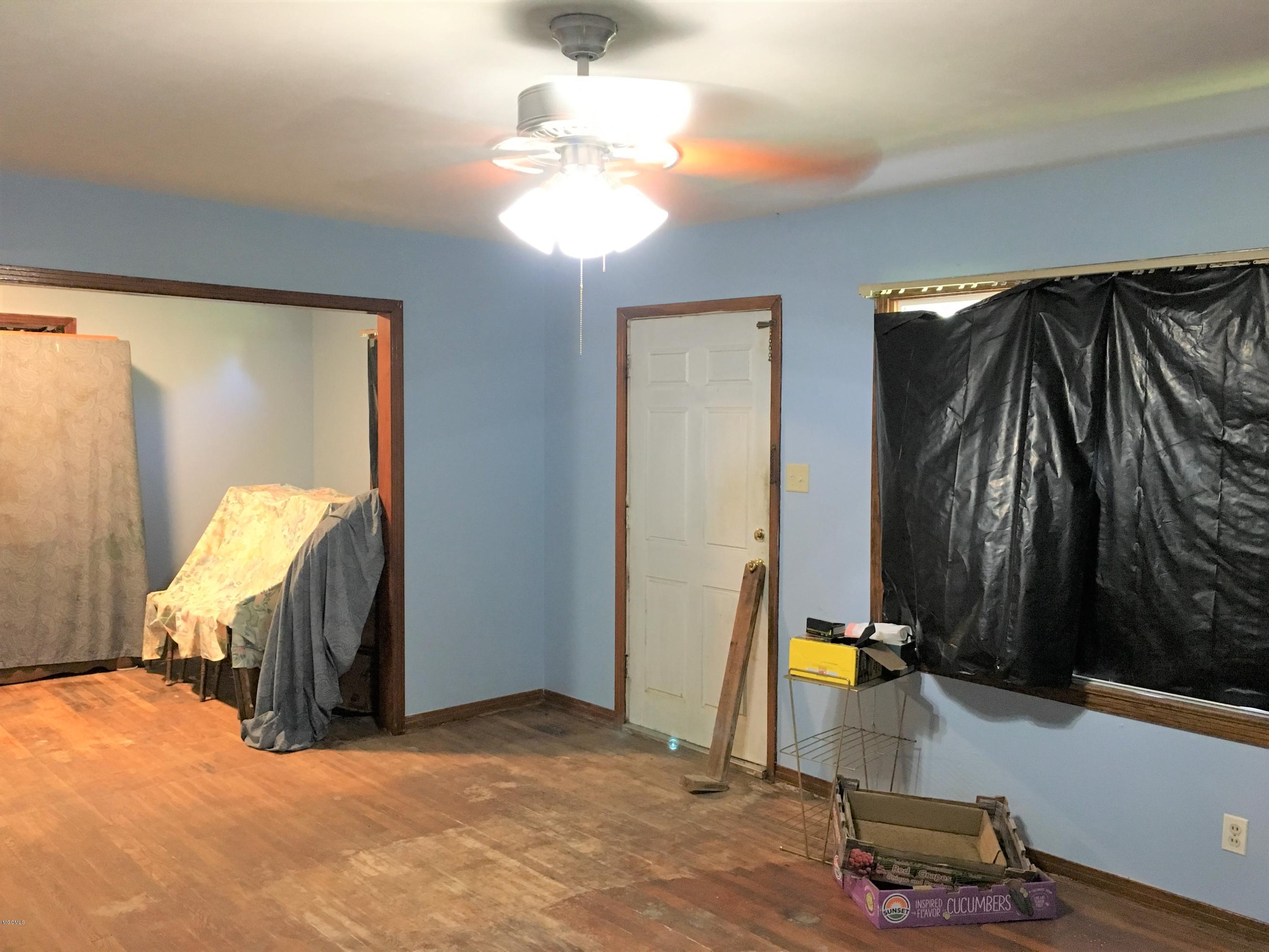 15576 Three Rivers Road Biloxi, MS 39532 - Photo 23 of 38 living room