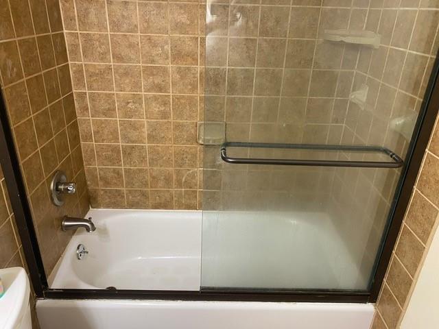 3266 Niagara Square Pittsburgh, PA 15213 - Photo 14 of 32 a bathroom with a bathtub