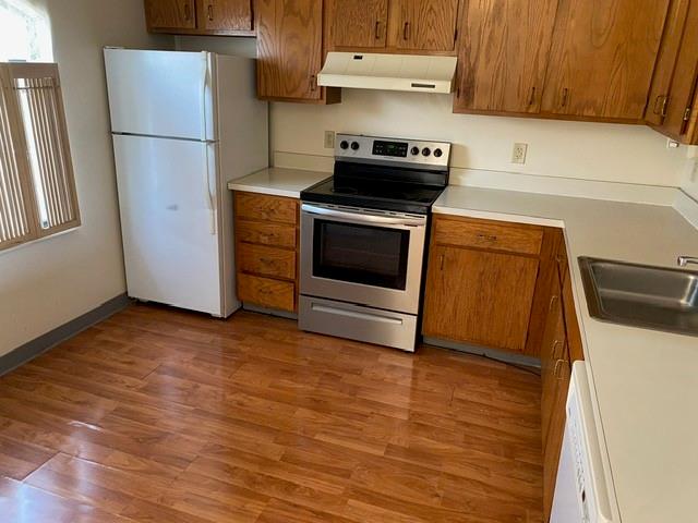 3266 Niagara Square Pittsburgh, PA 15213 - Photo 4 of 32 a kitchen with a stove and a refrigerator
