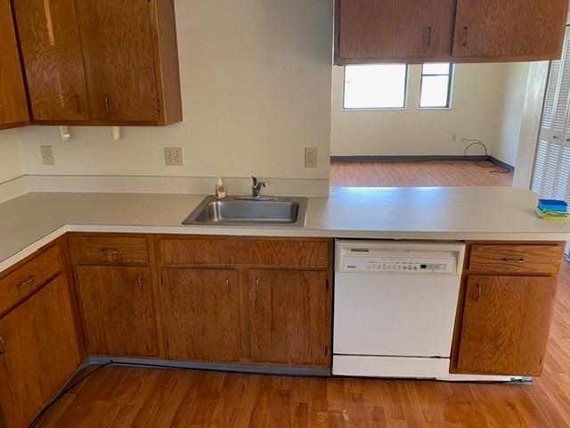 3266 Niagara Square Pittsburgh, PA 15213 - Photo 6 of 32 a kitchen with a sink and cabinets