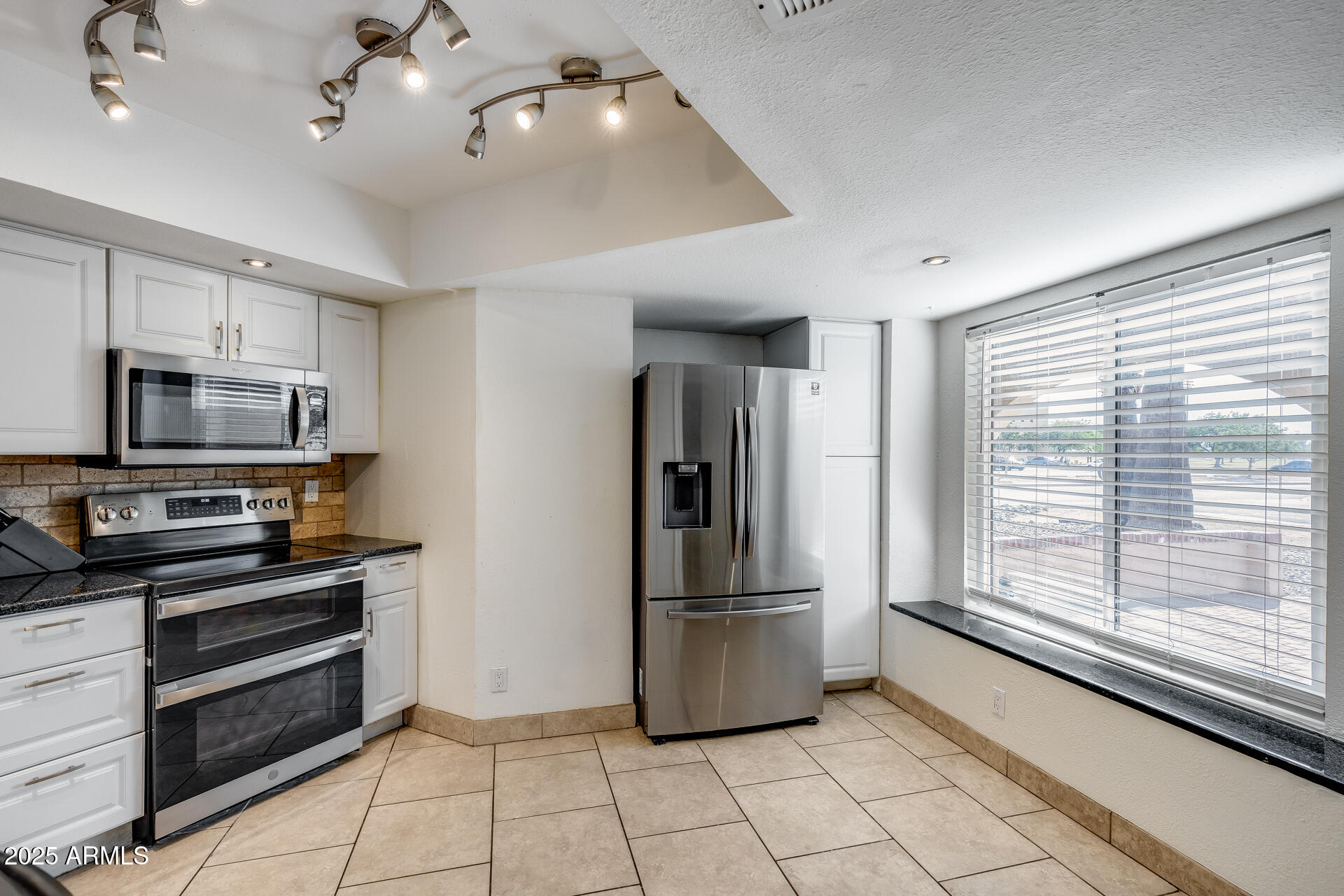 2102 West Marco Polo Road Phoenix, AZ 85027 - Photo 6 of 31 Cozy window seat in kitchen