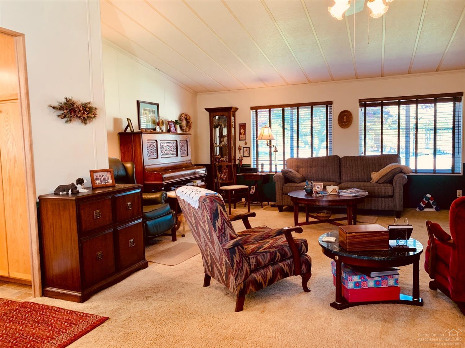 6565 Southeast Canyon Road Prineville, OR 97754 - Photo 12 of 25 Living room/family room