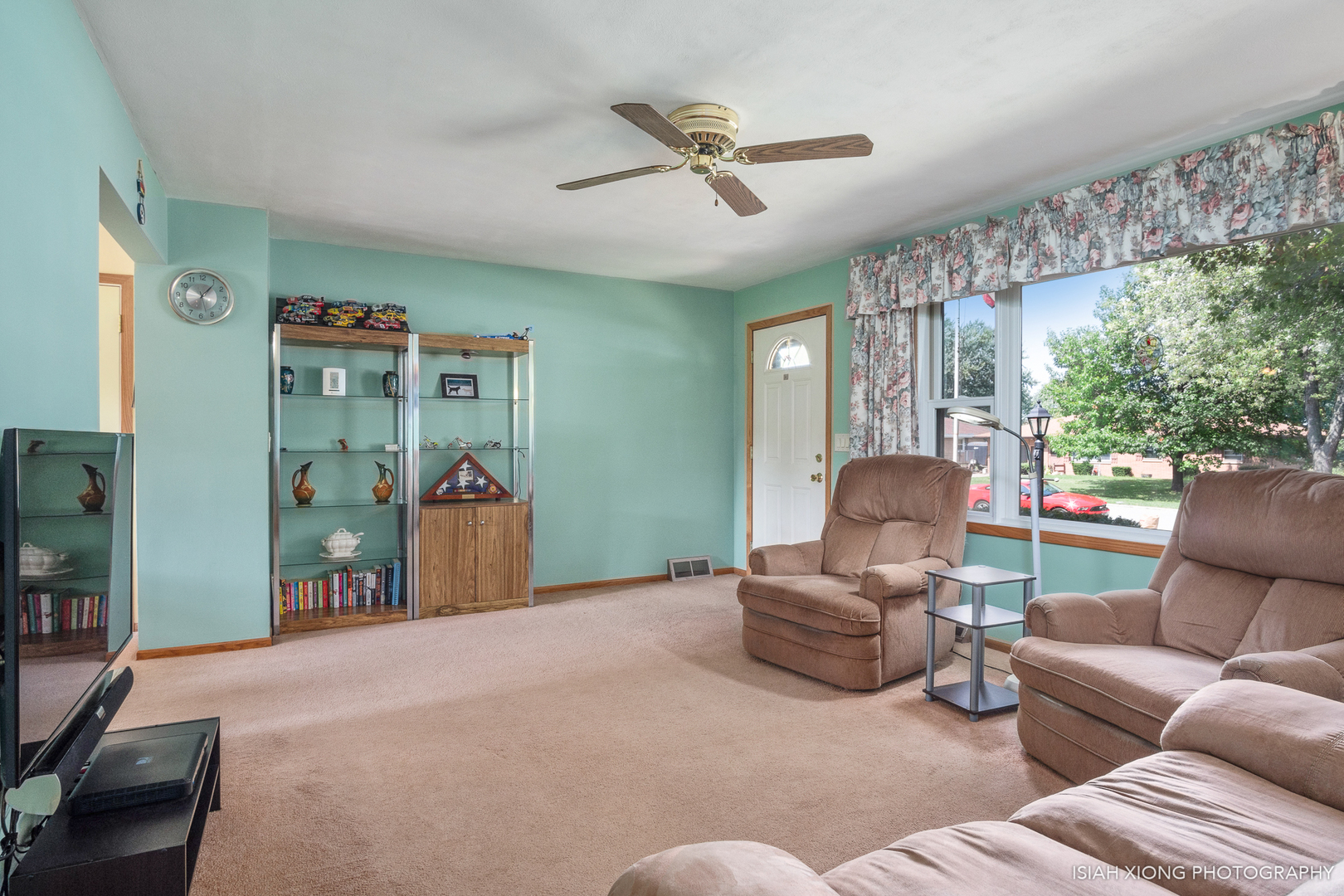 91 Neil Road Sugar Grove, IL 60554 - Photo 8 of 31 a living room with furniture