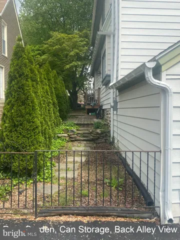 a view of a backyard