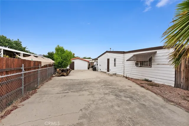 a view of a backyard
