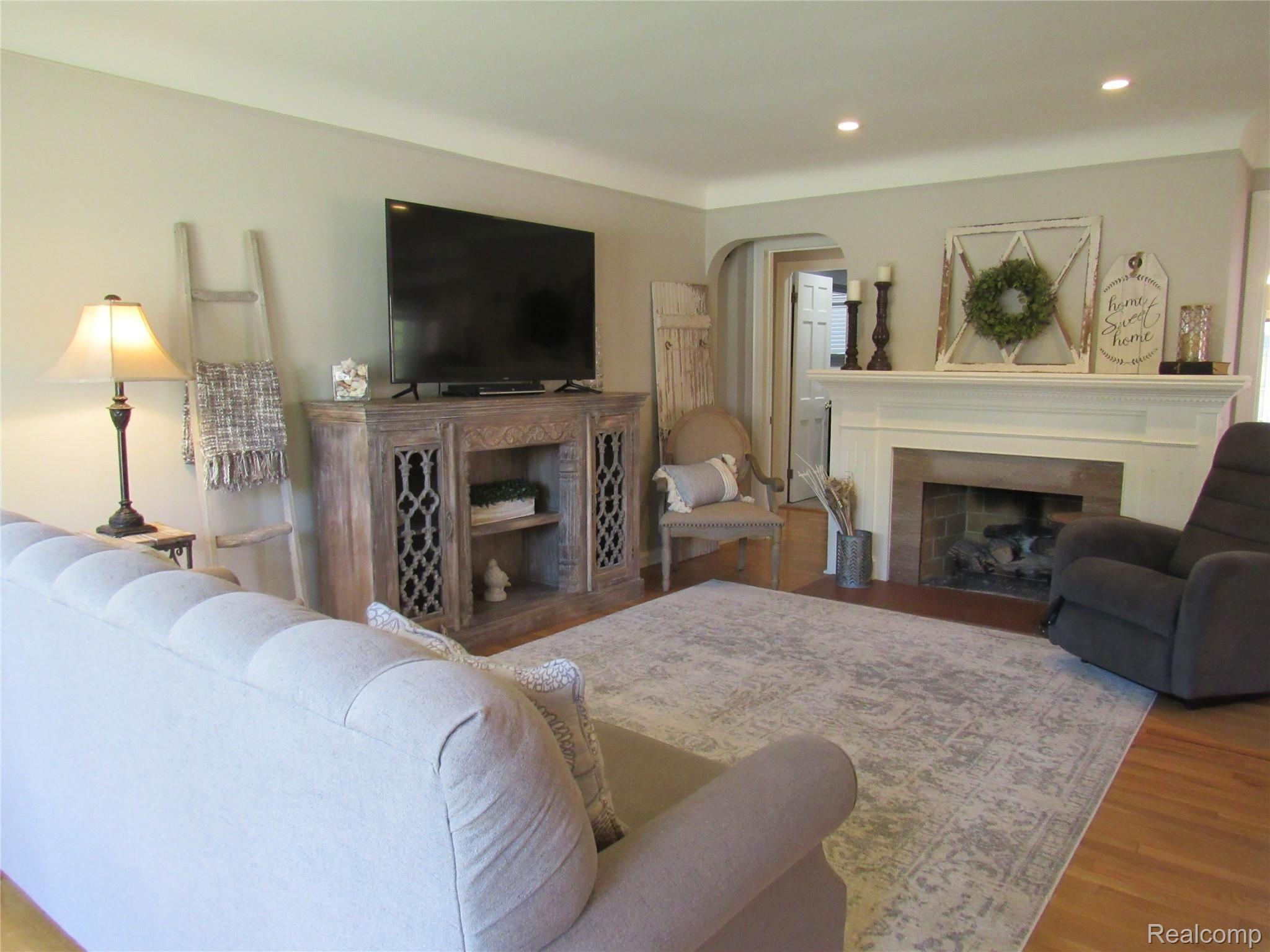 1635 Fairholme Road Grosse Pointe, MI 48236 - Photo 8 of 42 8.JPG