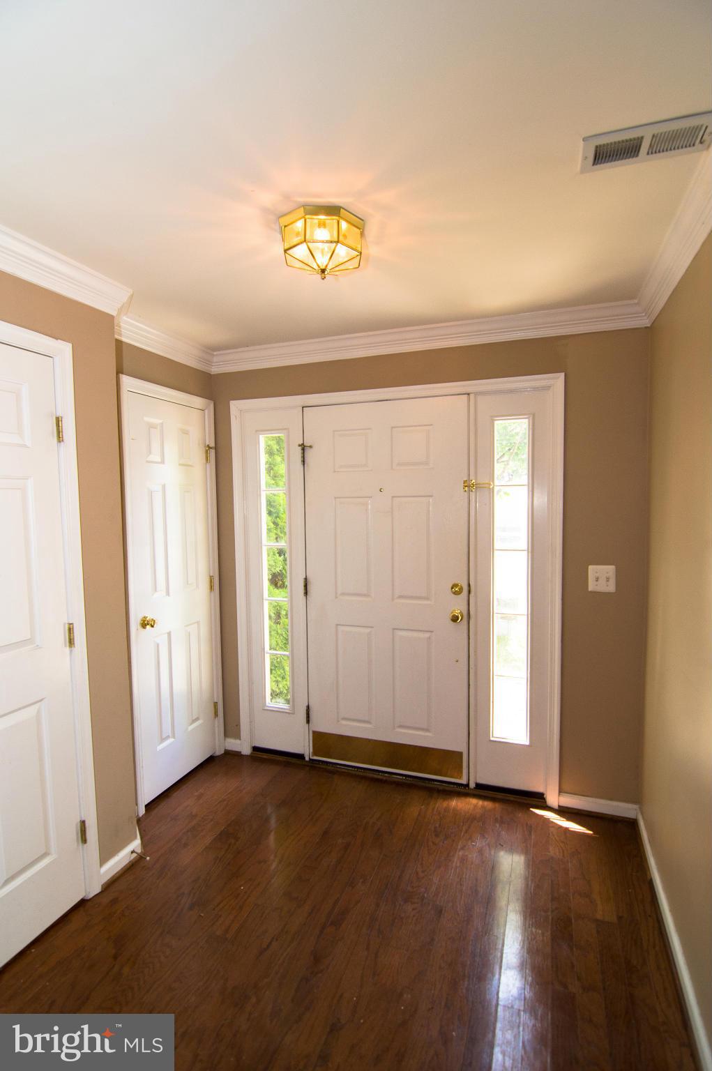 43004 Center Street Chantilly, VA 20152 - Photo 4 of 30 Foyer