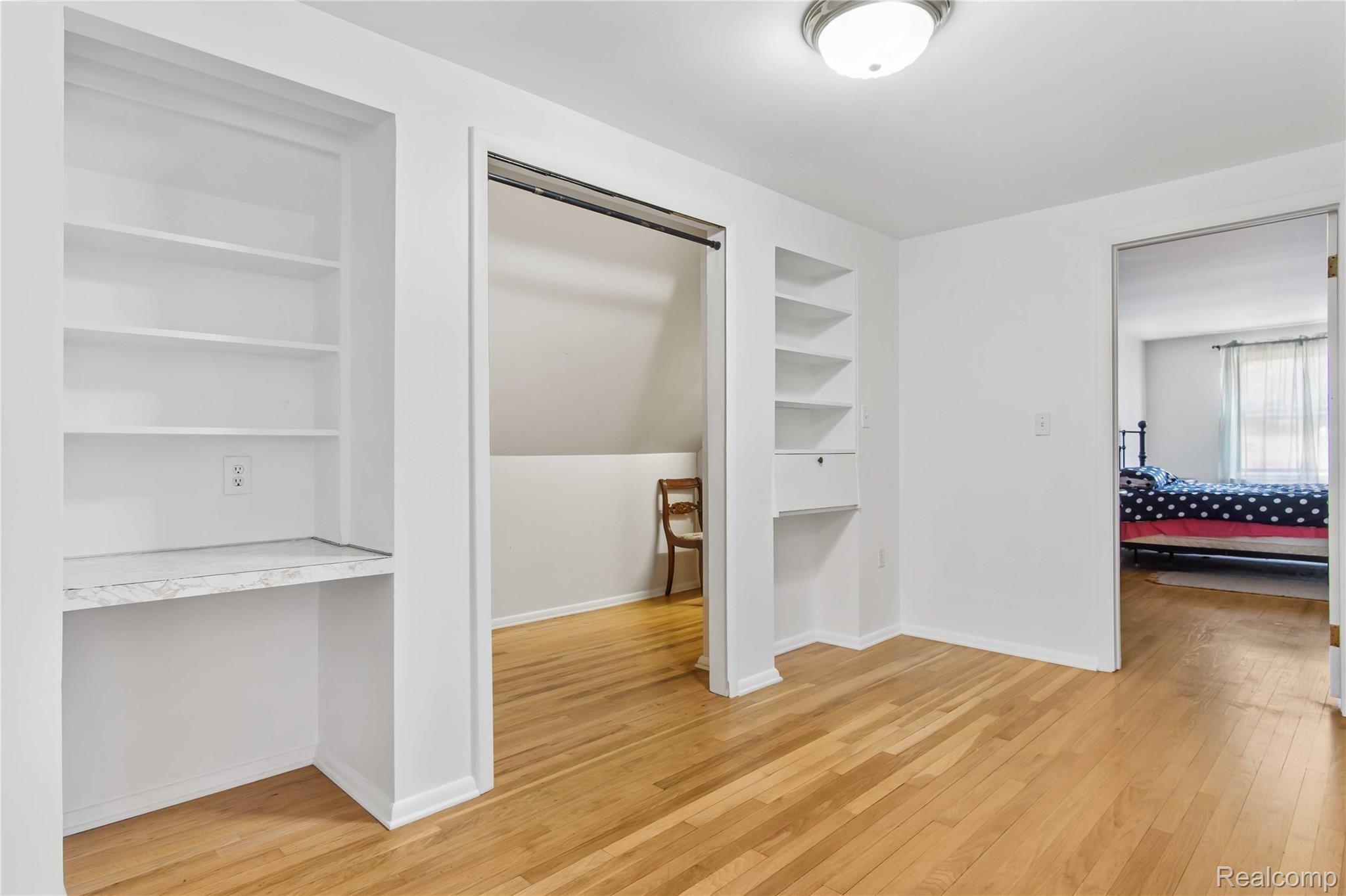 674 Charlesina Drive Rochester, MI 48306 - Photo 23 of 38 Hall - Upper Level