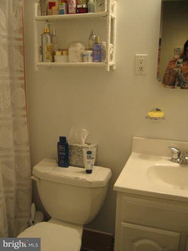 5908 Greentree Road Bethesda, MD 20817 - Photo 9 of 19 Bath