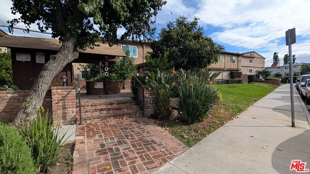 $2,625 | 7300 Lennox Avenue, Unit J15, Van Nuys, CA 91405