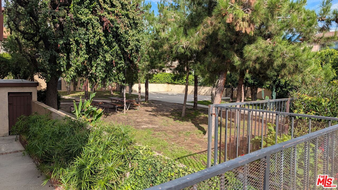 7300 Lennox Avenue, Unit J15 Van Nuys, CA 91405 - Photo 23 of 25 a view of a backyard
