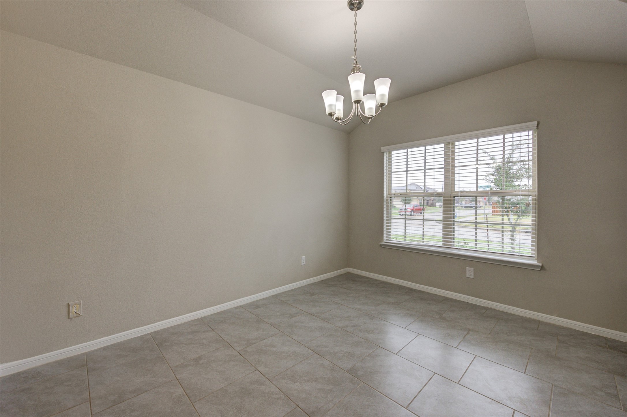 8002 Carillon Way Rosharon, TX 77583 - Photo 4 of 20