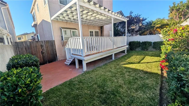 a view of a house with backyard and garden
