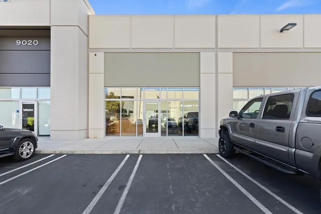 a view of a livingroom with furniture