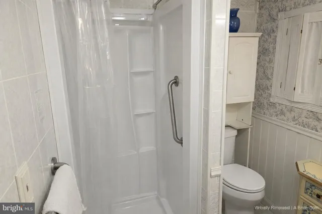 a bathroom with a toilet and a shower