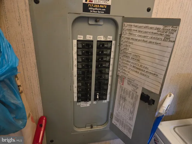 a view of entryway with a bathtub